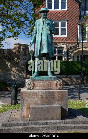 James Rice Buckley Statue auf Cathedral Green, Llandaff, Cardiff, Wales Stockfoto