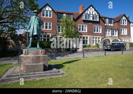 James Rice Buckley Statue auf Cathedral Green, Llandaff, Cardiff, Wales Stockfoto