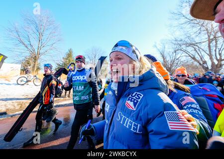 Minneapolis, Minnesota, USA. Februar 2024. JESSIE DIGGINS unterzeichnete Autogramme nach dem 10-km-Rennen am 3. Tag der COOP FIS Cross-Country-Weltmeisterschaft 2024 in Minneapolis, Minnesota. (Kreditbild: © Steven Garcia/ZUMA Press Wire) NUR REDAKTIONELLE VERWENDUNG! Nicht für kommerzielle ZWECKE! Stockfoto