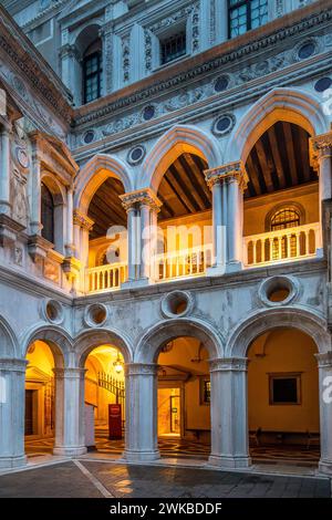 Venedig, Italien - 6. Februar 2024: Innenhof des Dogenpalastes oder Palazzo Ducale in Venedig. Dogenpalast ist eine der wichtigsten Touristenattraktionen in Veni Stockfoto