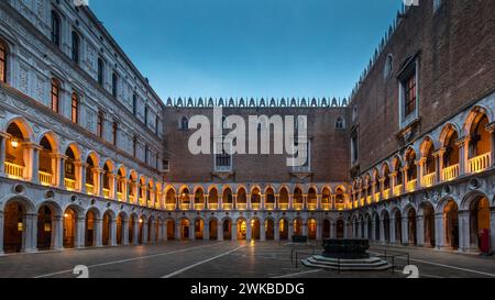 Venedig, Italien - 6. Februar 2024: Innenhof des Dogenpalastes oder Palazzo Ducale in Venedig. Dogenpalast ist eine der wichtigsten Touristenattraktionen in Veni Stockfoto