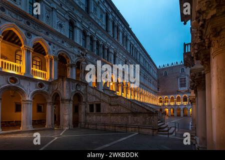 Venedig, Italien - 6. Februar 2024: Innenhof des Dogenpalastes oder Palazzo Ducale in Venedig. Dogenpalast ist eine der wichtigsten Touristenattraktionen in Veni Stockfoto