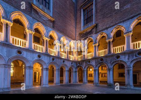 Venedig, Italien - 6. Februar 2024: Innenhof des Dogenpalastes oder Palazzo Ducale in Venedig. Dogenpalast ist eine der wichtigsten Touristenattraktionen in Veni Stockfoto