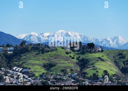 Schneebedeckter Mt Baldy Peak mit dem Los Angeles Mt Washington Hügel im Vordergrund. Stockfoto