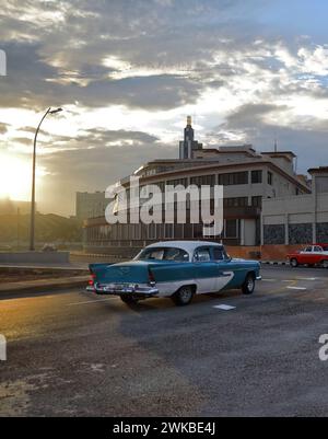 003 altes blau-weißes Almendron-Auto - Yank Tank, Plymouth American Classic - von 1956 an der Esplanade El Malecon, El Vedado Viertel. Havanna-Kuba. Stockfoto