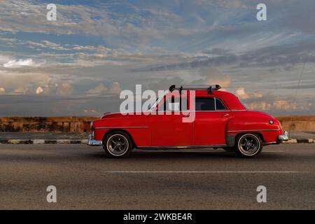 005 altes rot lackiertes Almendron-Auto - Yank Tank, Plymouth American Classic - von 1952 an der El Malecón Esplanade, El Vedado Viertel. Havanna-Kuba. Stockfoto