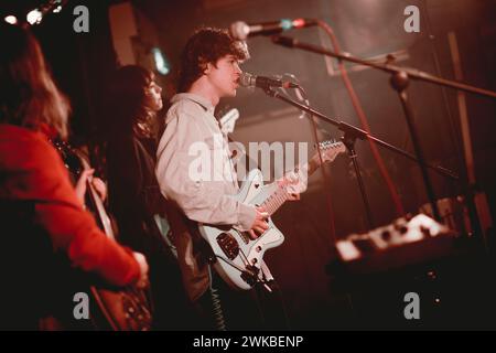 17. Februar 2024: Tom A. Smith tritt beim ersten Coastal Crawl in North Shields auf. Foto: Thomas Jackson / Alamy Live News Stockfoto