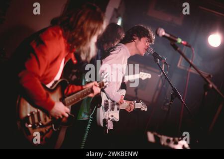 17. Februar 2024: Tom A. Smith tritt beim ersten Coastal Crawl in North Shields auf. Foto: Thomas Jackson / Alamy Live News Stockfoto