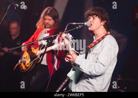 17. Februar 2024: Tom A. Smith tritt beim ersten Coastal Crawl in North Shields auf. Foto: Thomas Jackson / Alamy Live News Stockfoto