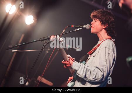 17. Februar 2024: Tom A. Smith tritt beim ersten Coastal Crawl in North Shields auf. Foto: Thomas Jackson / Alamy Live News Stockfoto