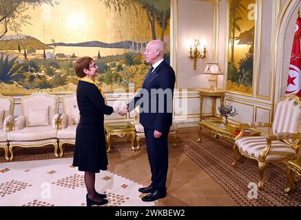 (240219) -- TUNIS, 19. Februar 2024 (Xinhua) -- tunesischer Präsident Kais Saied (R) schüttelt während seines Treffens am 19. Februar 2024 in Tunis die Hand mit Odile Renaud-Basso, Präsident der Europäischen Bank für Wiederaufbau und Entwicklung (EBWE). Saied traf am Montag mit dem Präsidenten der Europäischen Bank für Wiederaufbau und Entwicklung (EBWE) Odile Renaud-Basso zusammen, um die Entwicklung der Zusammenarbeit und Partnerschaft zwischen Tunesien und der EBWE zu erörtern, so eine Erklärung des Ratsvorsitzes. (Tunesischer Ratsvorsitz/Handout via Xinhua) Stockfoto