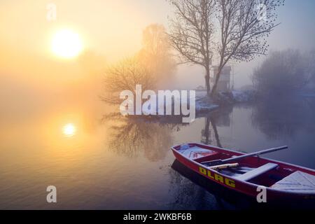 Ruhr im Winter mit Ruderboot der DLRG im Frühnebel, Deutschland, Nordrhein-Westfalen, Ruhrgebiet, Witten Stockfoto