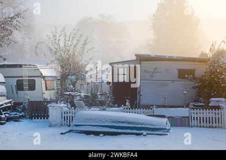 Campingplatz am Ruhrgebiet im Winter mit Schnee und Nebel am frühen Morgen, Deutschland, Nordrhein-Westfalen, Ruhrgebiet, Witten Stockfoto