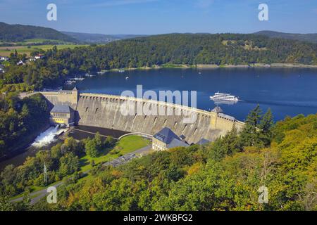 Ederdamm mit der Staumauer und einem Schiff auf dem Edersee, Deutschland, Hessen, Edertal Stockfoto