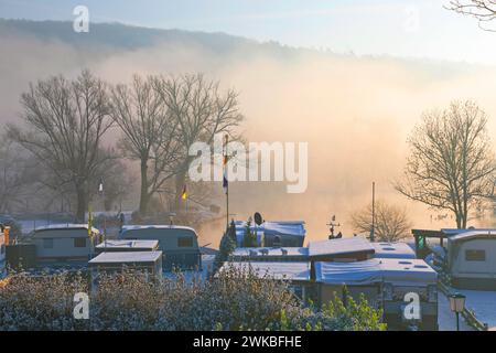 Campingplatz am Ruhrgebiet im Winter mit Schnee und Nebel am frühen Morgen, Deutschland, Nordrhein-Westfalen, Ruhrgebiet, Witten Stockfoto