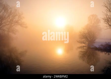 Ruhr im Winter im Frühnebel, Deutschland, Nordrhein-Westfalen, Ruhrgebiet, Witten Stockfoto