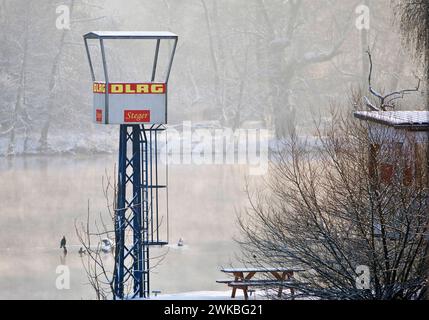 DLRG-Turm auf dem Campingplatz Steger im Winter mit Schnee und Nebel über dem Ruhrgebiet, Deutschland, Nordrhein-Westfalen, Ruhrgebiet, Witten Stockfoto