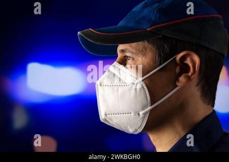Nahaufnahme eines Polizisten, der eine Maske trägt und vor dem Covid19-Problem geschützt ist Stockfoto