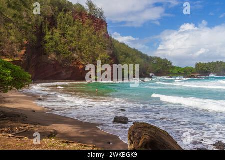 Kaihalulu Red Sand Beach in der Nähe des Dorfes Hana auf der berühmten Straße nach Hana auf der Insel Maui in Hawaii. Stockfoto