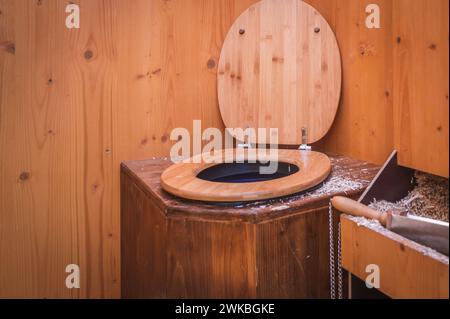 Hölzerne Öko-Kompostiertoilette mit Sägemehl Stockfoto