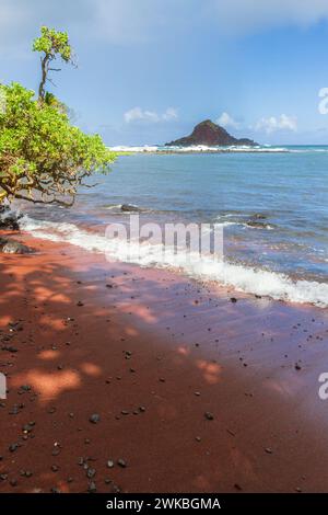 Kaihalulu Red Sand Beach in der Nähe des Dorfes Hana auf der berühmten Straße nach Hana auf der Insel Maui in Hawaii. Stockfoto