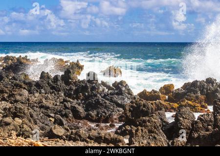 Strand und das Meer Wellen an Keanae Halbinsel, entlang der Straße nach Hana auf Maui in Hawaii. Stockfoto