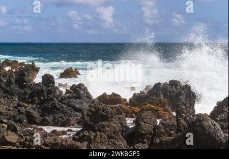 Strand und das Meer Wellen an Keanae Halbinsel, entlang der Straße nach Hana auf Maui in Hawaii. Stockfoto