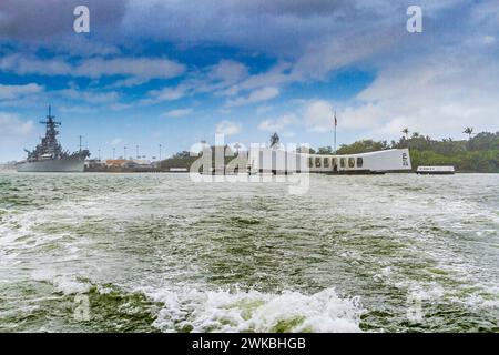 USS Arizona Memorial an einem regnerischen Tag in Pearl Harbor auf Oahu in Hawaii, einem Friedhof für die Männer, die an Bord des Schiffes verloren gingen, als es in Pearl Harbor sank. Stockfoto