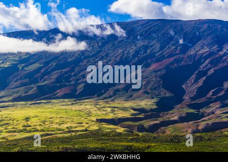 Blick von der hinteren „Road to Hana“ oder dem Pi'ilani Highway, einer zerklüfteten, meist unbefestigten Straße entlang der Südostküste von Maui in Hawaii. Stockfoto