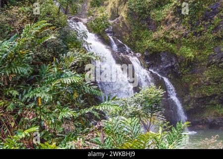 Waikani fällt oder drei Bären fällt, einer von vielen Wasserfällen entlang der Straße nach Hana auf der Insel Maui auf Hawaii. Stockfoto