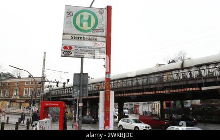 Die Sternbrücke an der Straßenkreuzung Max-Brauer-Allee/Stresemannstraße. Die denkmalgeschützte Brücke soll durch eine 108 Meter lange und 21 Meter hohe Stabbogenbrücke ohne Stützen im darunterliegenden Straßenbereich ersetzt werden. Dafür müssen einige Gebäude abgerissen und Bäume fallen werden. Dagegen regt sich Protest. Altona Hamburg *** die Sternbrücke an der Kreuzung Max Brauer Allee Stresemannstraße die denkmalgeschützte Brücke soll durch eine 108 Meter lange und 21 Meter hohe Gebundbogenbrücke ohne Stützen im darunter liegenden Straßenbereich ersetzt werden Stockfoto