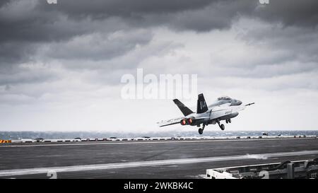 Eine F/A-18E Super Hornet der Strike Fighter Squadron (VFA) 103 startet am 18. Februar von der Taille des Flugzeugträgers USS George Washington (CVN 73) der Nimitz-Klasse im Atlantik. 2024. George Washington führt ein maßgeschneidertes Ships Training Availability and Final Evaluation Problem (TSTA/FEP) durch. TSTA bereitet das Schiff und die Besatzung auf die vollständige Integration in eine Trägerstreikgruppe durch eine Vielzahl von missionskritischen Operationen vor. (Foto der U.S. Navy von Mass Communication Specialist 3rd Class August Clawson) Stockfoto