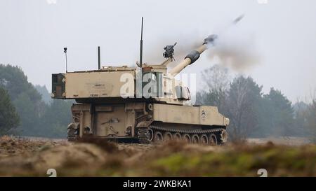 M109A6 Paladin Haubitzer, gehört zur Bravo 'Bär'-Batterie, 4. Bataillon, 27. Feldartillerie-Regiment, 2. Panzerbrigade-Kampfteam, 1. Panzerdivision, Ziele mit Präzision in der vorderen Operationsstation, Polen, unter Betonung des Engagements der Brigade für Ausbildung und Bereitschaft zum Abschluss ihres vorausschauenden Einsatzes im europäischen Theater. (Foto: U.S. Army SPC. Trevares Johnson) Stockfoto