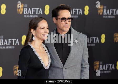 London, Großbritannien. Februar 2024. Susan Downey und Robert Downey Jr nehmen an den 77. EE BAFTA Film Awards, Arrivals, 2024 in der Royal Festival Hall in London, Großbritannien, Teil. Quelle: S.A.M./Alamy Live News Stockfoto