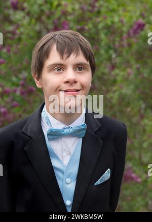 Teenager mit besonderen Bedürfnissen in einem Tuxedo Stockfoto