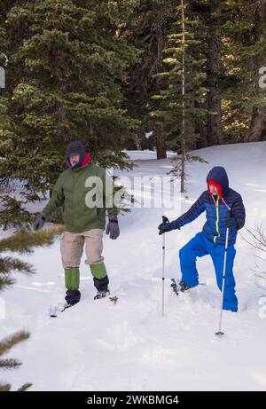 Vater und Sohn Schneeschuhwandern Stockfoto