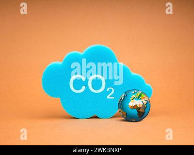 Reduzierung der CO2-Emissionen, Begrenzung des Klimawandels, globale Erwärmung, Reduzierung der CO2-Bilanz auf Null, Dekarbonisierung von Konzepten. Text, CO2 auf blauer Wolke Stockfoto