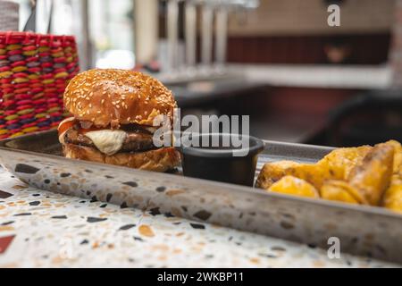 Köstliches Pub-Essen. Burger Und Gläser Bier Auf Holztellern Stockfoto