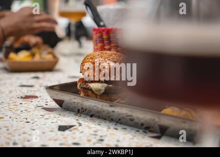 Köstliches Pub-Essen. Burger Und Gläser Bier Auf Holztellern Stockfoto