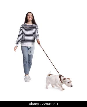 Lächelnde Frau, die mit ihrem Hund auf weißem Hintergrund geht Stockfoto