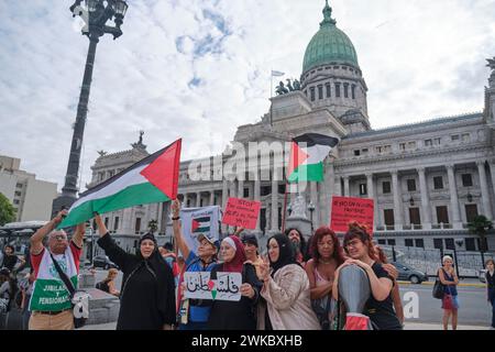 Buenos Aires, Argentinien, 16. Februar 2024: Frauen, die palästinensische Fahnen und pazifistische Plakate hissen, Menschen versammelten sich vor dem Kongress in Solidarität wi Stockfoto