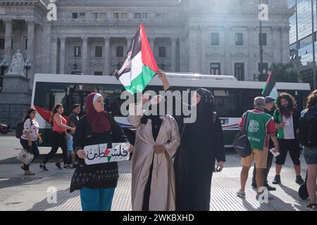 Buenos Aires, Argentinien, 16. Februar 2024: Frauen hissen eine palästinensische Flagge, Menschen versammelten sich vor dem Kongress in Solidarität mit Palästina Stockfoto