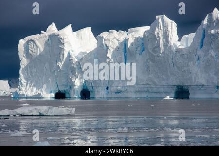 Großer Eisberg mit Eishöhlen, die von einem Schelfeis abgetrennt wurden, Antarktische Halbinsel, Antarktis Stockfoto