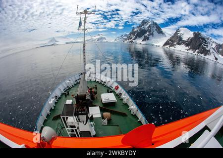 Blick auf die Fischaugenlinse von der Aussichtsplattform eines Polarkreuzschiffes vor der Küste der Antarktischen Halbinsel, Antarktis. Stockfoto