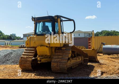 Auf der Baustelle wird eine Menge schwerer Maschinen eingesetzt, die einen Bereich für Infrastruktureigentum vorbereiten Stockfoto