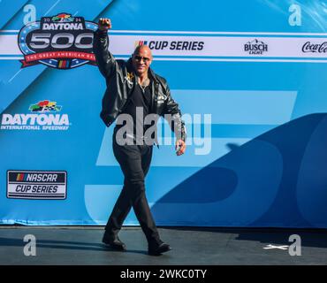 Daytona, Usa. Februar 2024. Dwayne Johnson, „The Rock“, wird vor dem 66. Daytona 500 am Montag, den 19. Februar 2024 in Daytona, Florida, vorgestellt. Foto: Edwin Locke/UPI Credit: UPI/Alamy Live News Stockfoto