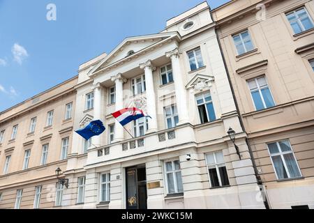 Kroatisches Parlamentsgebäude mit flachem Blick auf den Markusplatz, Zagreb, Kroatien. Stockfoto