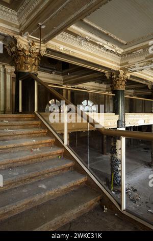 Die Treppe in der Lobby des Royal Connaught Hotel vor der Renovierung in Hamilton, Ontario, Kanada Stockfoto