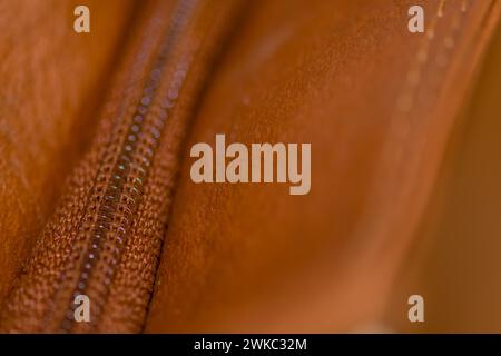 Nahaufnahme des Reißverschlusses in Lederschultertasche Stockfoto