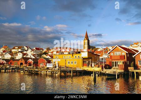 Kleine Häuser im letzten Licht des Tages, Fjaellbacka, Vaestra, Goetlands, Schweden Stockfoto